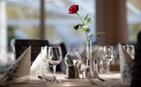 Elegant borddekking på Rosendal Fjordhotel sin restaurant.