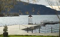 Fyret ved kaia på Rosendal Fjordhotel – perfekt for rolege kveldar ved fjorden.
