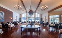 Restaurant med elegant interiør og panoramautsikt på Rosendal Fjordhotel.