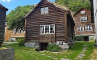 eldre hus i klyngetun