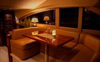Privat yacht cruise i Bergensregionen, salongen på kveldstid