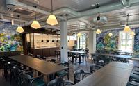 Sjøhuset restaurant & pub har vinduer fra gulv til tak som innrammer den fantastiske fjordutsikten, mens pendellamper kaster et varmt lys over intime spisebord.