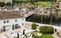 Sjøhuset Restaurant & Pub i Norheimsund – eit sjarmerande serveringssted ved fjordkanten med uteservering og utsikt mot båthamn og fjordlandskap i Hardanger.