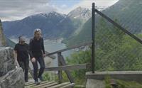 To turgåarar på veg opp til Lilletopp, med spektakulær utsikt over fjorden og fjella.