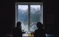 Turistar nyt ein roleg kaffipause med panoramautsikt frå Lilletopp over Sørfjorden.