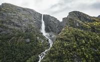 Et dronebilde av Skytjefossen.