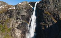 Skytjefossen med en regnbue foran.