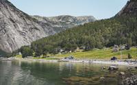 En oversikt over sandstranden Stavanes, som ligger rett ved veien.