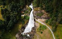 Steinsdalsfossen sett frå lufta – eit imponerande skue året rundt.