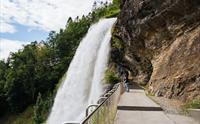 Opplev Steinsdalsfossen frå ein unik vinkel – stien bak fossen.