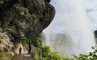 Sti som går bak Steinsdalsfossen – ei magisk naturoppleving.
