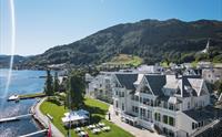 Thon Hotel Sandven sett frå lufta – ein idyllisk plass ved Hardangerfjorden.