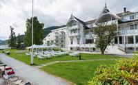 Thon Hotel Sandven – sjarmerande historisk hotell med vakker hage ved fjorden.