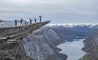 En gruppe mennesker på Trolltunga