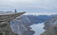 Et kjærestepar kysser på Trolltunga