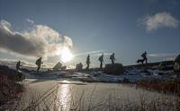 En gruppe turgåere i høstfjellet