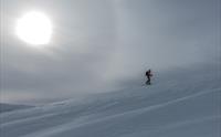 Skitur med sol i ryggen