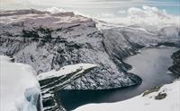 Trolltunga og landskapet rundt dekka av snø