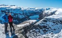 Fotografering med Trolltunga i bakgrunnen