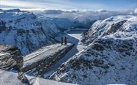 To mennesker på Trolltunga om vinteren.