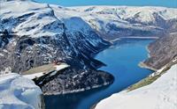 Trolltunga dekket i snø