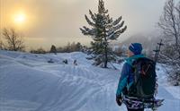 En person på trugetur i vinterlandskap