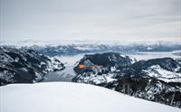 Fjord- og fjellandskap dekket av snø.