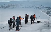 Trugeturgruppe nyt utsikta over Hardanger i ein pause frå gåinga.