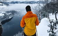 En person på trugetur i vinterlandskap med utsikt til Hardangerfjorden.