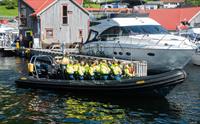 Ei gruppe eventyrlystne turistar klare for ei actionfylt RIB-safari frå Norheimsund i Hardanger.