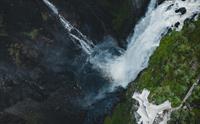Et dronebilde ovenfra og ned av den nye utsiktsplattformen med fossen i bakgrunnen.