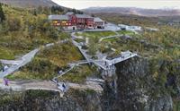 Et dronebilde av utsiktsplattformene nedenfor Fossli Hotel, sett forfra.
