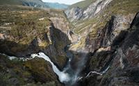 Vøringsfossen sett fra toppen av en av utsiktsplattformene.