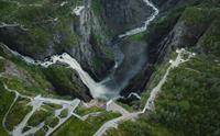 Et dronebilde av utsiktsplattformene rundt Vøringsfossen.