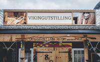Den utvendige inngangen til vikingutstillingen.