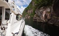 Pilagutt glir gjennom smale fjordpassasjar i Hardangerfjorden – ei unik oppleving tett på naturen.