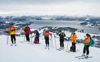 En gruppe på topptur i Hardanger med utsikt mot Hardangerfjorden.