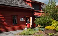 Inngangen til Olaløo i Bondhus, Hardanger – ein sjarmerande gamal bygning med historisk atmosfære.