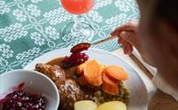 Tradisjonell norsk husmannskost med kjøtkaker, poteter, grønsaker og tyttebærsyltetøy servert på Olaløo.