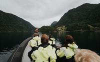 En gruppe mennesker på rib fjordsafari på Hardangerfjorden