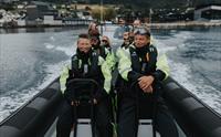 En gruppe mennesker på rib fjordsafari på Hardangerfjorden