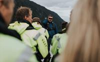 En gruppe mennesker på rib fjordsafari på Hardangerfjorden