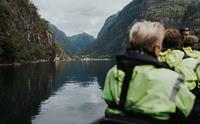 En gruppe mennesker på rib fjordsafari på Hardangerfjorden