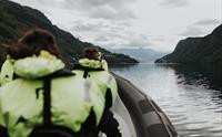 En gruppe mennesker på rib fjordsafari på Hardangerfjorden