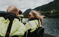 En gruppe mennesker på rib fjordsafari på Hardangerfjorden