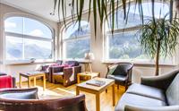 Slapp av i den innbydande loungen med store vindauge og panoramautsikt over Hardangerfjorden.