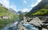 Bondhusvatnet på ein solskinnsdag om sommaren.