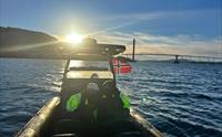 Rib-båten passerer Nordhordlandsbroen