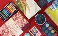 Lokale handverksprodukt og kunstrelaterte gåver i suvenirbutikken på Kabuso.