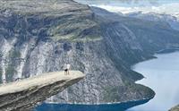 Trolltunga med utsikt over Ringedalsvannet